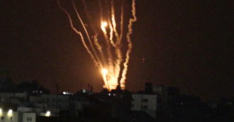 Scontri nella notte tra Gaza e Israele: 160 razzi dalla Striscia, attacchi aerei dell’esercito di Tel Aviv – Video