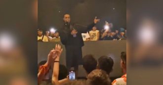 Copertina di Anche Ghali nel mirino dei cori: “Portaci a pu**ane”. Lui ferma il concerto e sbotta: “State dicendo questa cosa nel live sbagliato” – Video