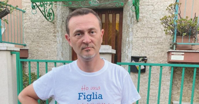 Copertina di “Ho figlia e alibi”: caos per la  t-shirt dell’assessore