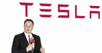 Copertina di Tesla, Elon Musk: “Obiettivo due milioni di auto all’anno”. Ma in Europa Volkswagen e Stellantis sono avanti