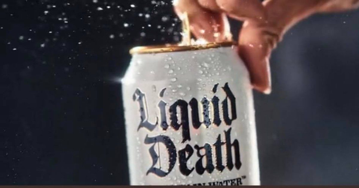 “Liquid Death”, gli USA scoprono la moda di bere acqua in lattina