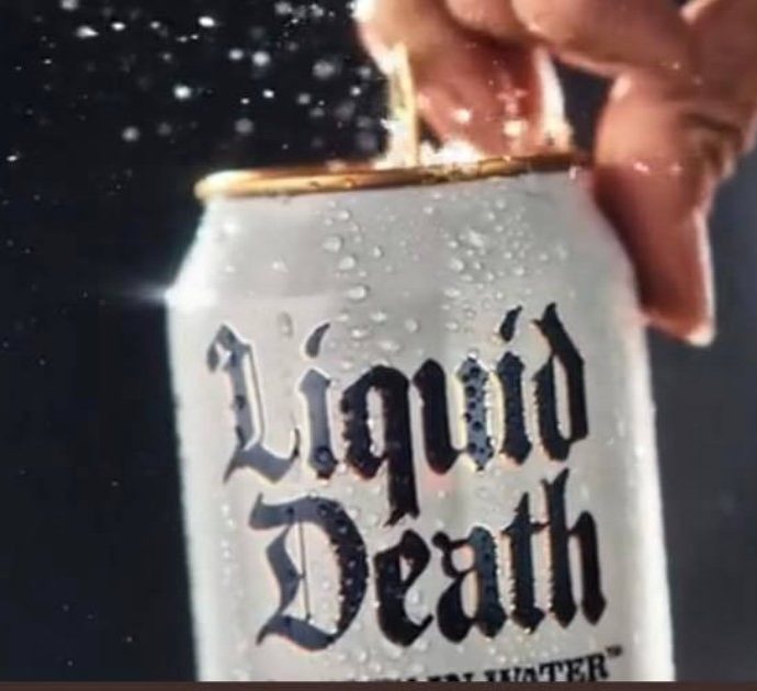 “Liquid Death”, gli USA scoprono la moda di bere acqua in lattina