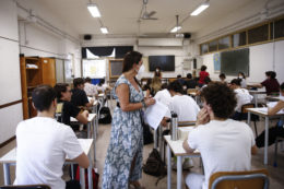 Copertina di Scuola, una petizione contro la figura del ‘docente esperto’: ecco in cosa consiste. Superate le 30mila firme