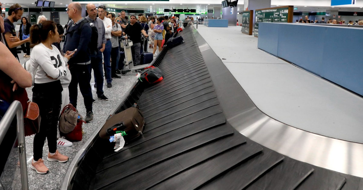 “Cinque bagagli persi possono azzerare il guadagno di un intero volo”: 2.500 bagagli persi al giorno, l’Europa è maglia nera. Ecco quanto costano alle compagnie aeree