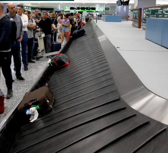 “Cinque bagagli persi possono azzerare il guadagno di un intero volo”: 2.500 bagagli persi al giorno, l’Europa è maglia nera. Ecco quanto costano alle compagnie aeree