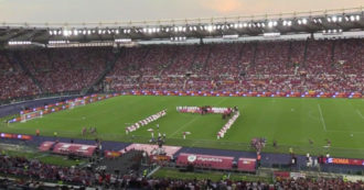Copertina di Lo stadio Olimpico in delirio per la presentazione della nuova Roma: in 60mila per Mourinho e Dybala – Video
