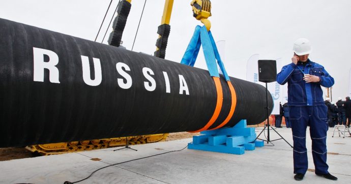 “La Russia brucia il gas che non invia più in Europa”: le immagini della Nasa mostrano le fiamme dallo stabilimento di Gazprom