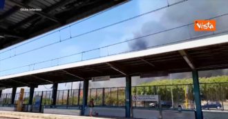 Copertina di Incendio a Roma, le fiamme lambiscono la stazione e il canile della Muratella – Video