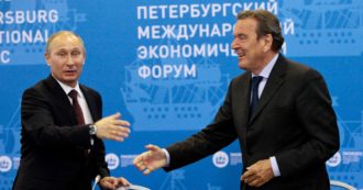 Copertina di Germania, l’ex cancelliere Gerhard Schröder può rimanere nella Spd nonostante i legami con Putin: respinte le richieste di espulsione
