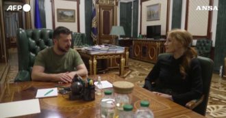 Copertina di Zelensky incontra l’attrice Jessica Chastain a Kiev: “Per noi visite di personaggi famosi estremamente preziose”