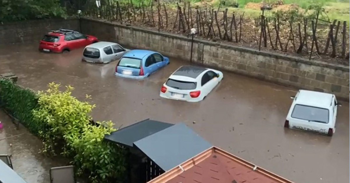 Avellino, piogge torrenziali a Monteforte Irpino: sommerso il centro storico. Il sindaco: “Non uscite di casa”