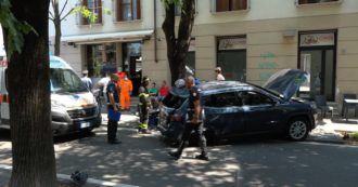 Copertina di Auto contro i tavolini di un bar, sette persone ferite a Giussano (Monza Brianza). Incidente per mancato stop