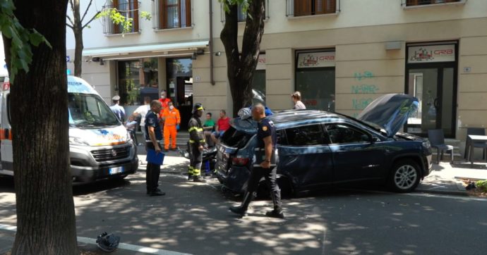 Auto contro i tavolini di un bar, sette persone ferite a Giussano (Monza Brianza). Incidente per mancato stop
