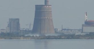 Copertina di Ucraina, la centrale nucleare di Zaporiszhzha dopo l’attacco. Fumo nella parte bassa dell’impianto (video)