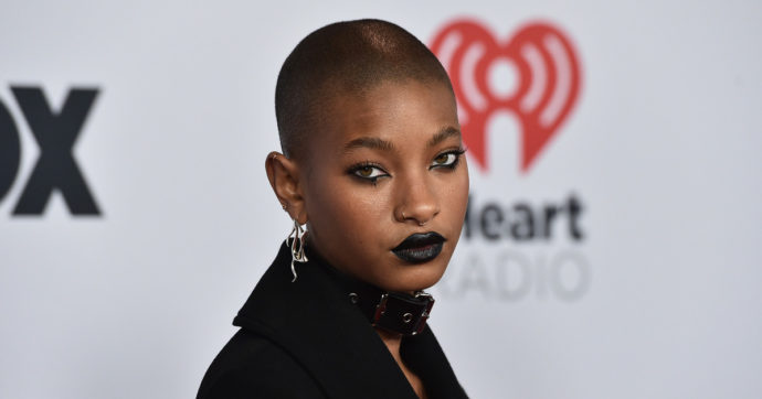 Willow Smith: “Amo mio padre Will. Le persone sono solo esseri umani”. La bella intervista della 21enne star della musica Willow Smith: “Amo mio padre Will. Le persone sono solo esseri umani”. La bella intervista della 21enne star della musica