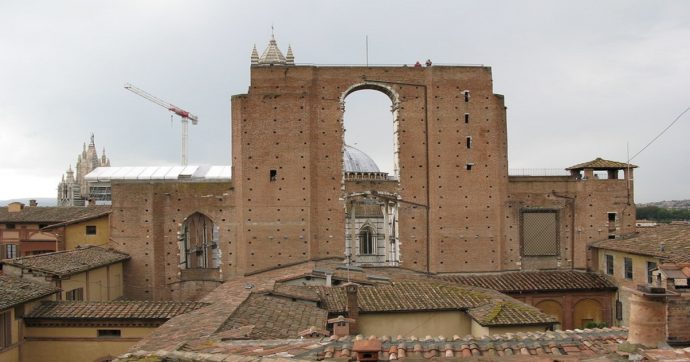 Una rete metallica ricostruirà il Facciatone di Siena. Ma la città non ha bisogno di aggiunte