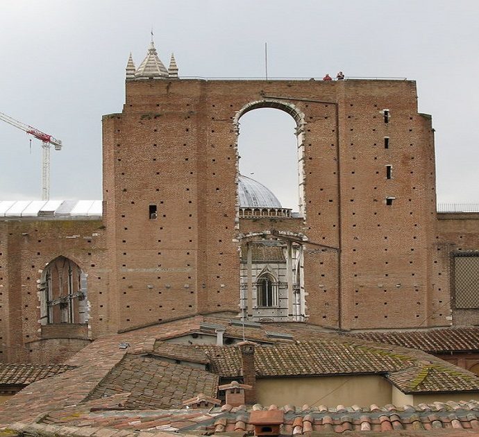 Una rete metallica ricostruirà il Facciatone di Siena. Ma la città non ha bisogno di aggiunte