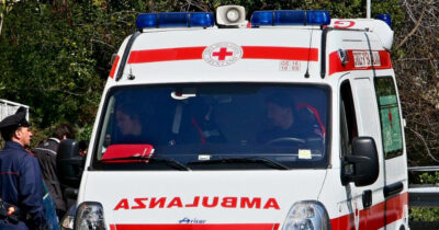 Copertina di Agganciato da un braccio meccanico in un cantiere: morto operaio 35enne in provincia di Cremona