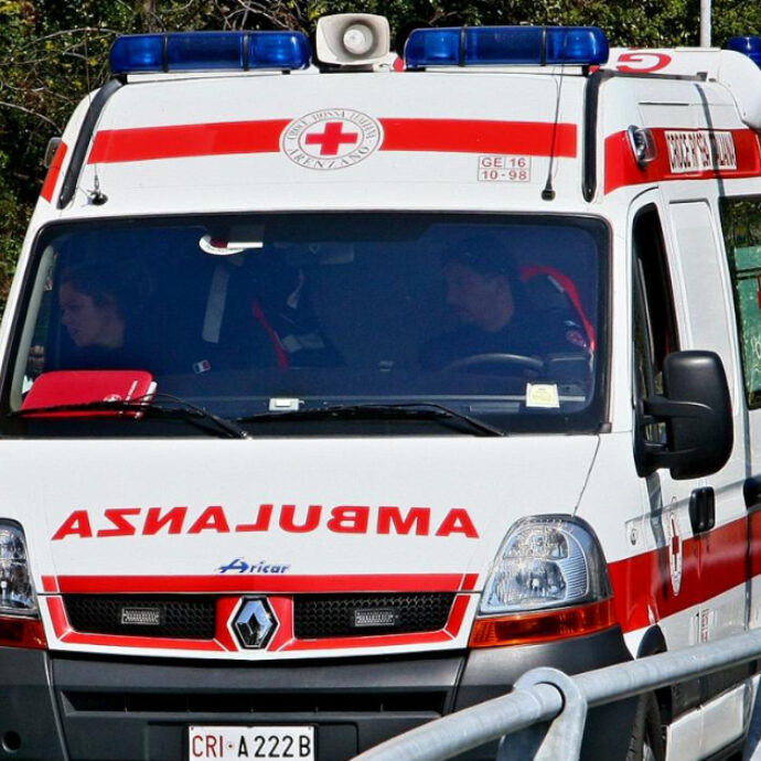 La stalker delle ambulanze ha chiamato 400 volte il numero d’emergenza solo per salire sopra e fare un giro: è stata arrestata per “abuso seriale”