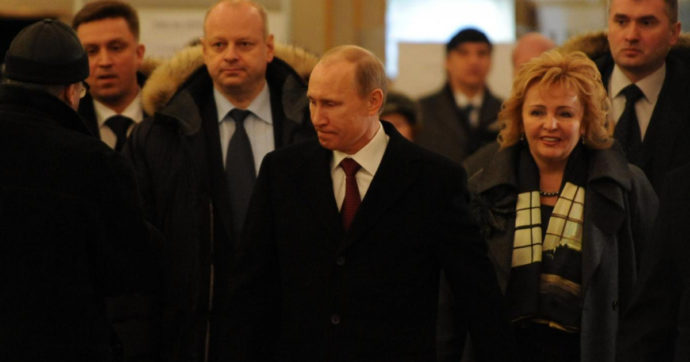 La vita nel lusso della ex moglie di Putin tra Davos, Biarritz e Marbella. La donna non è nella lista delle sanzioni Ue