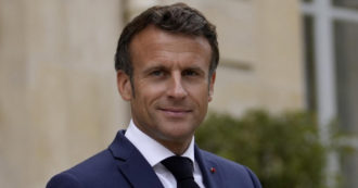 Copertina di Macron: “Da gennaio in Francia preservativi gratuiti per tutti i giovani dai 18 ai 25 anni”