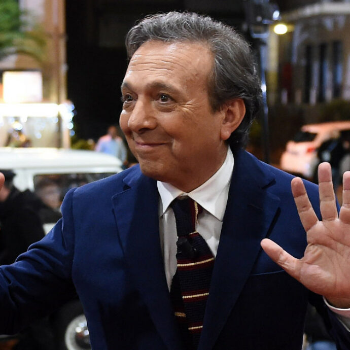“Le mie scuse a nome anche del cast per la battuta di Vittorio Feltri”: Piero Chiambretti commenta la battuta del direttore sulle donne vittime di violenza