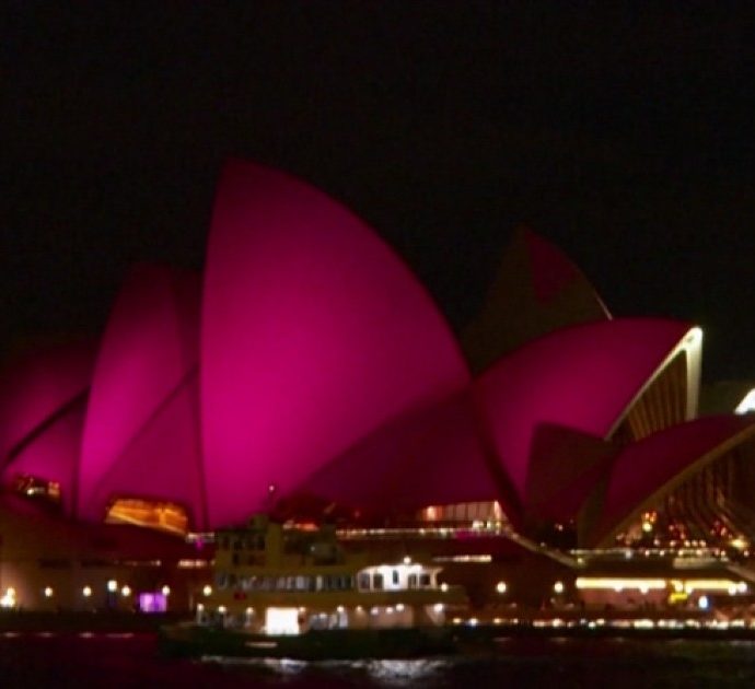 Olivia Newton-John, la Sydney Opera House si illumina di rosa per rendere omaggio all’attrice – Video