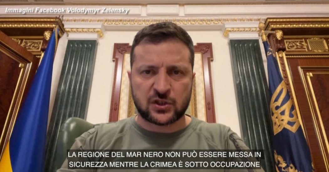 Ucraina, Zelensky: “La guerra dovrà finire con la liberazione della Crimea. Non ci può essere pace stabile finché la Russia la userà come base”