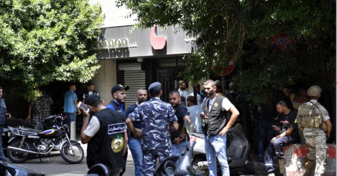 Libano, uomo armato tiene in ostaggio i dipendenti di una banca di Beirut e minaccia di dare fuoco all’edificio. La folla lo sostiene