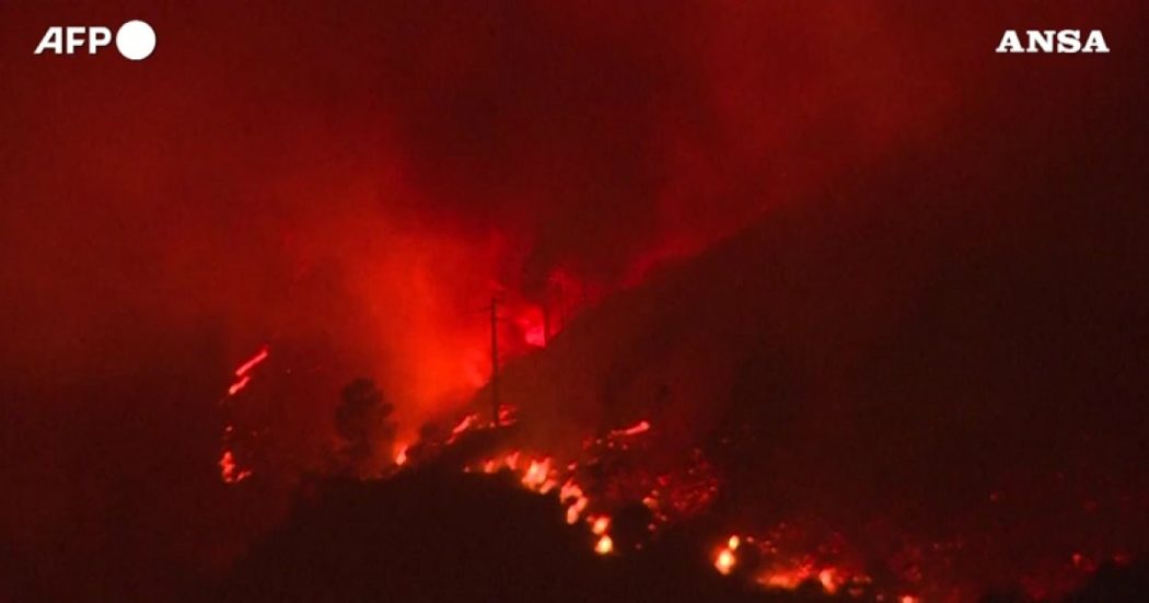 Brucia ancora il Portogallo, incendio nel parco naturale della Serra da Estrela: le impressionanti immagini notturne