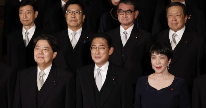 Copertina di Legami pericolosi, il rimpasto di governo non convince il popolo giapponese