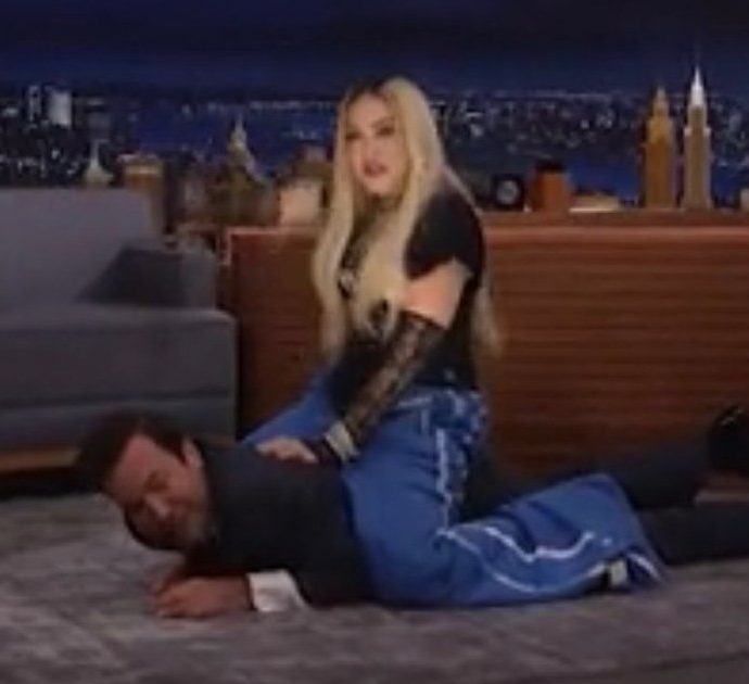 Madonna senza freni al Tonight Show: prima “schiaffeggia” il conduttore Jimmy Fallon poi lo “cavalca”