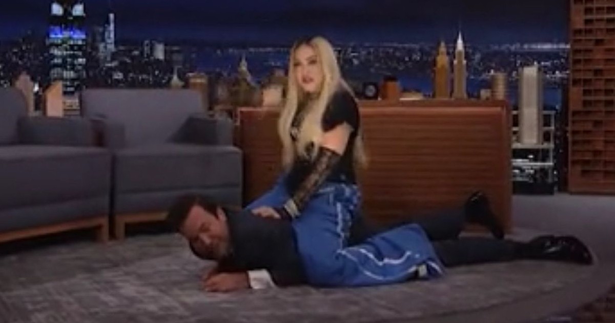 Madonna senza freni al Tonight Show: prima “schiaffeggia” il conduttore Jimmy Fallon poi lo “cavalca”