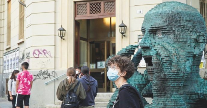 Scuola post-Covid, studenti meno preparati e più infelici