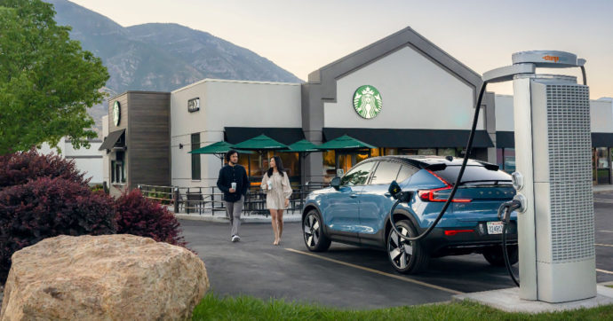 Volvo e Starbucks, negli Usa l’auto elettrica si ricarica durante la sosta per il caffè