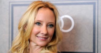Copertina di Anne Heche è morta. L’attrice americana era entrata in coma dopo un incidente stradale a Los Angeles: aveva 53 anni