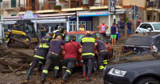 Copertina di Alluvione nel Reggino, a Scilla i fiumi di fango portano via le auto: il video dei danni