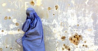 Copertina di Afghanistan, un anno di Talebani – Recluse, picchiate e costrette a lasciare scuola e lavoro: i racconti delle donne nel nuovo Emirato