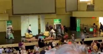 Copertina di Salman Rushdie aggredito a New York, la paura tra il pubblico e i soccorsi sul palco: le prime immagini dai social