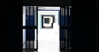 Copertina di Droga e cellulari nel carcere di Poggioreale, tra gli 8 arrestati anche il garante dei detenuti. Il gip: “Era al servizio del gruppo criminale”