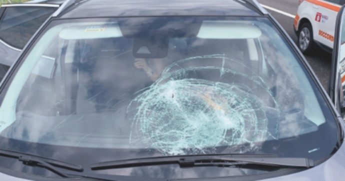 Blocca il treno Av e lancia sassi alle auto sull’A1: fermato 22enne