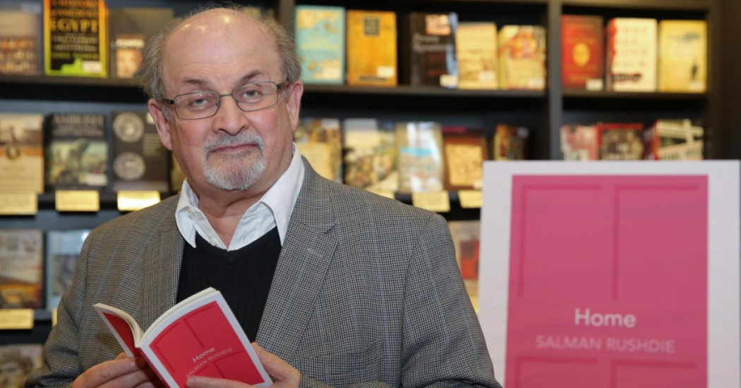 Salman Rushdie, lo scrittore aggredito a New York prima di un discorso: “Ferito al collo da un’arma da taglio”