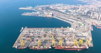 Trieste, la solidarietà dei portuali contro i licenziamenti del gruppo Wärtsilä: bloccati 12 grandi motori industriali
