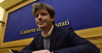 Copertina di “Civati di nuovo in lista col Pd”. L’ex deputato smentisce su Twitter: “Sono a casa che sto stirando. Verificate prima di scrivere”