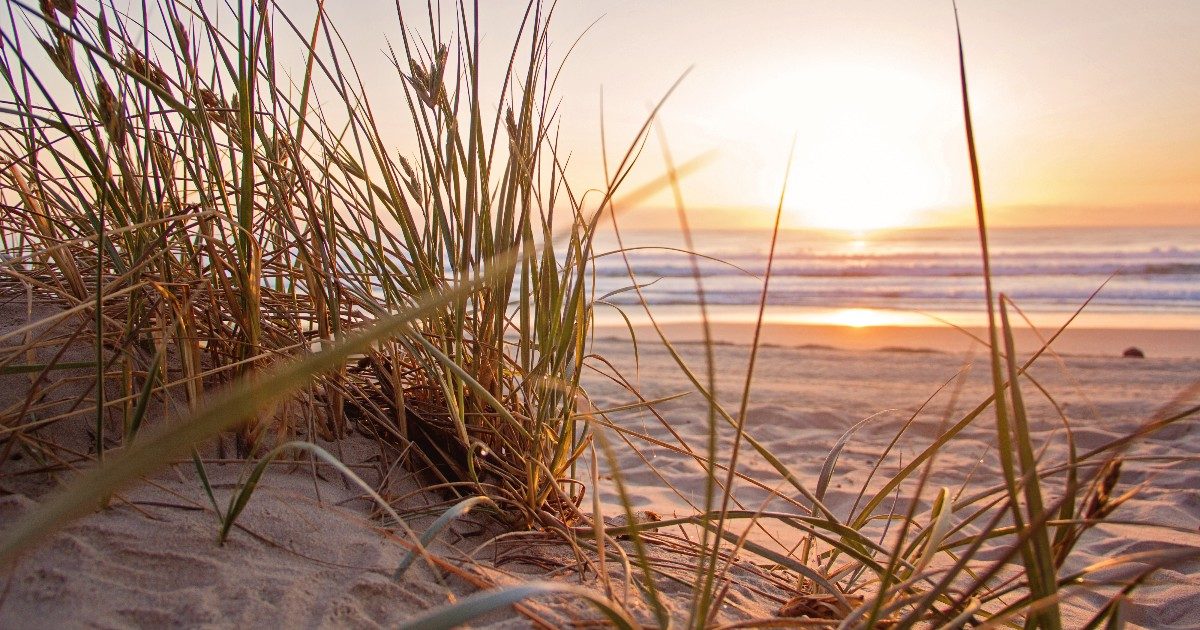 Vuole filmare l’alba in spiaggia: 35enne muore travolto da una duna di sabbia