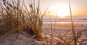 Copertina di Vuole filmare l’alba in spiaggia: 35enne muore travolto da una duna di sabbia