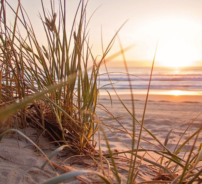 Vuole filmare l’alba in spiaggia: 35enne muore travolto da una duna di sabbia