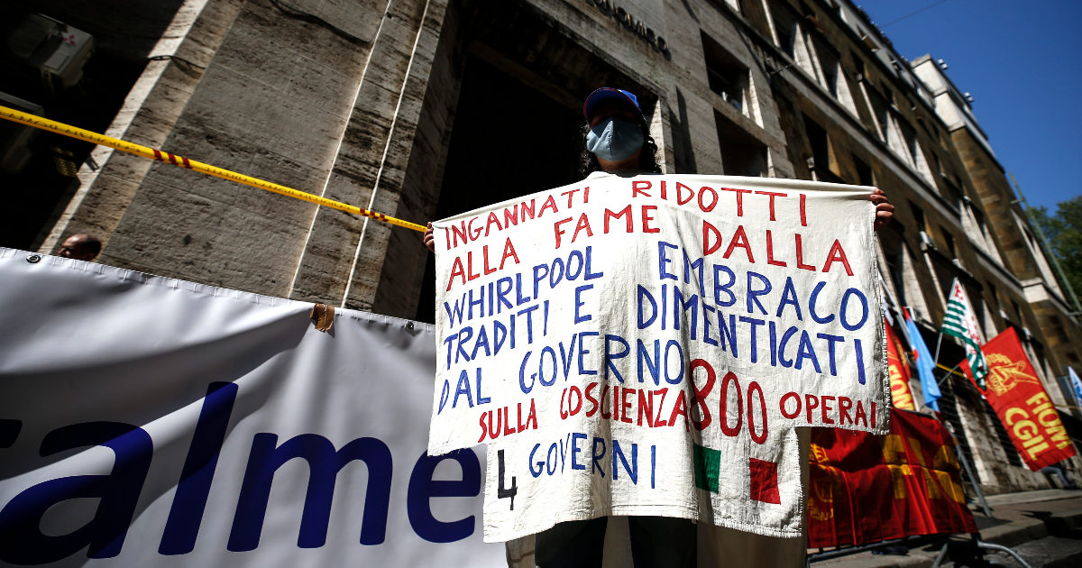 Gli operai ex Embraco traditi dalla politica: “Provato sulla nostra pelle quasi tutto l’arco costituzionale. Il ‘competente ‘Calenda? Ci ha lasciato in mezzo alla strada”