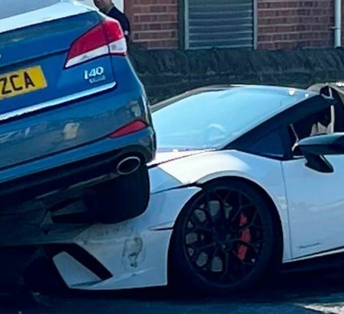 Auto “vola” sopra ad una Lamborghini Huracan da 250mila euro: il video dell’incredibile incidente