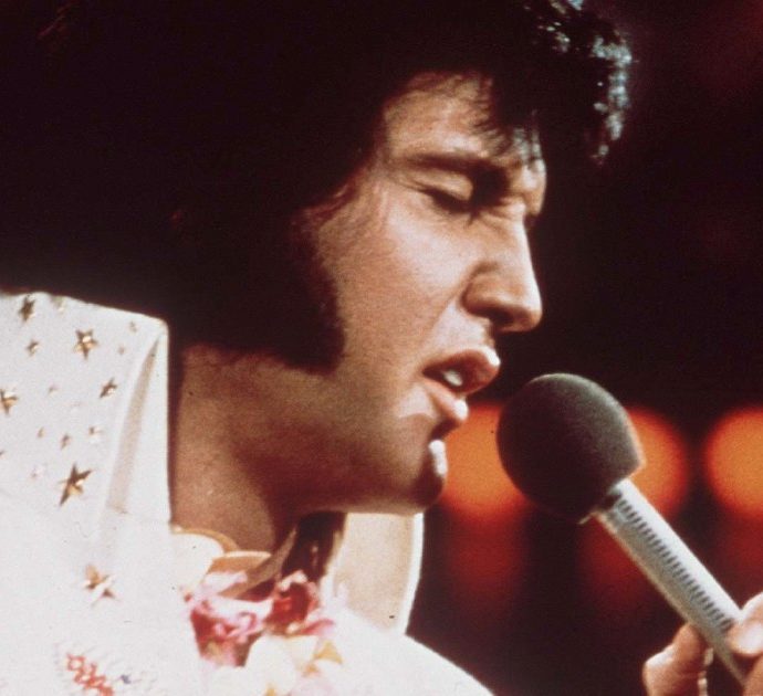 Elvis Presley, l’intelligenza artificiale lo riporta in vita sul palco e torna in tour da novembre